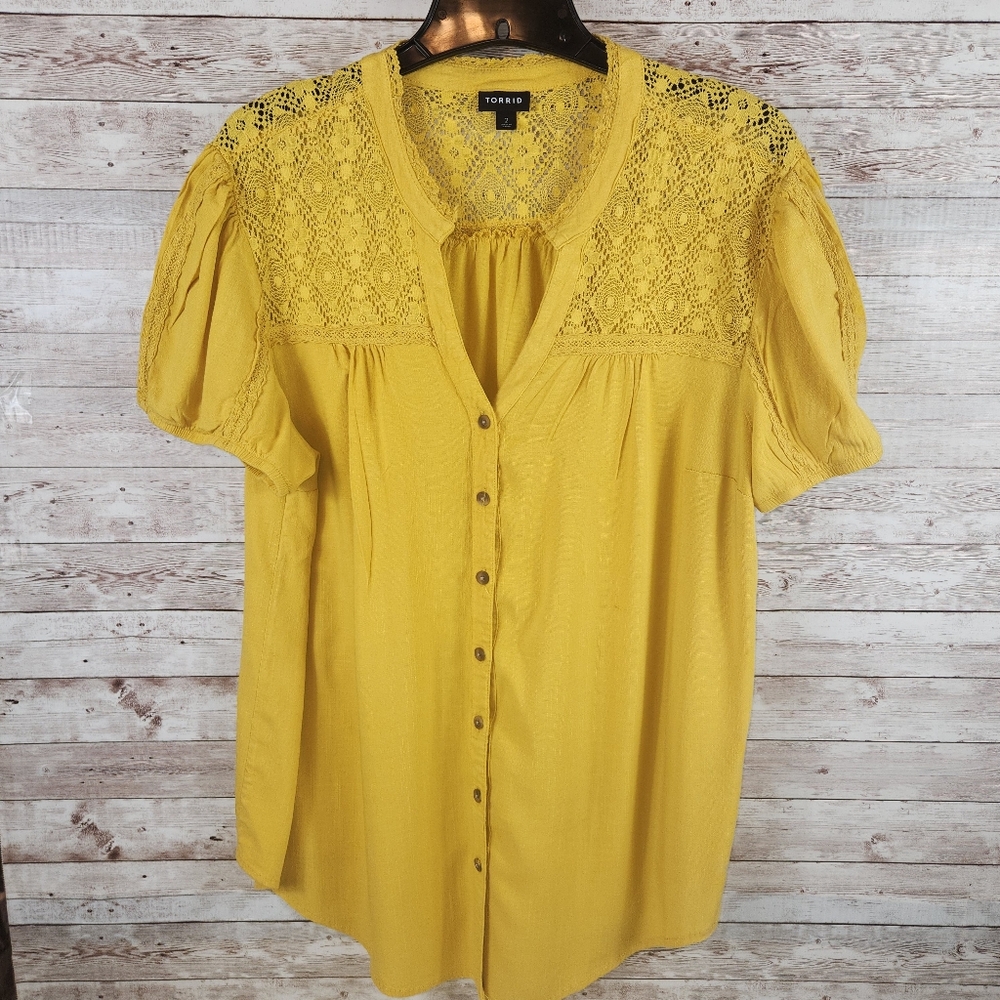 Torrid, Women's Maze Yellow Lace, Elastic Short Sleeves, Button Down, SZ 2 - Picture 2 of 10